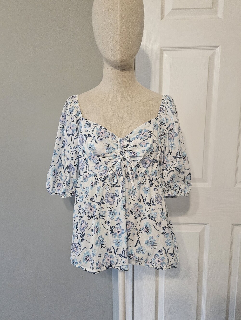 LC Lauren Conrad White Floral Tie-Front Puff Sleeve Top
